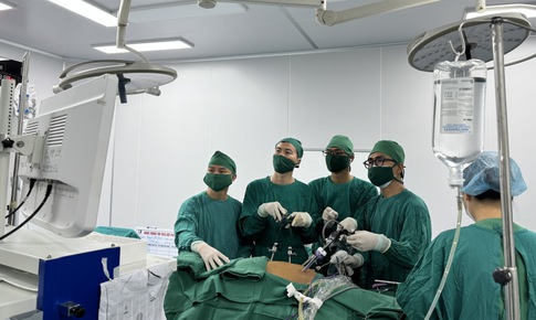 Phẫu thuật nội soi thành công cho bệnh nhân 64 tuổi cùng mắc hai loại ung thư khó