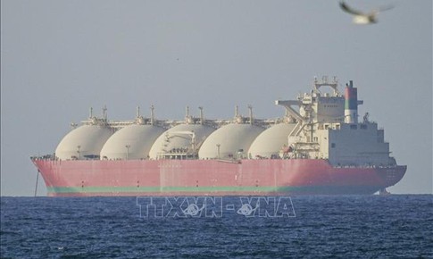 Giá dầu tăng vọt do lo ngại phong tỏa kéo dài tại eo biển Hormuz