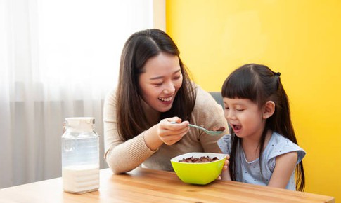 Cảnh báo đường ẩn trong bữa sáng và nguy cơ với trẻ nhỏ