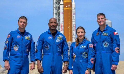 Phi hành gia Artemis II đối mặt những rủi ro sức khỏe gì khi bay quanh Mặt Trăng?