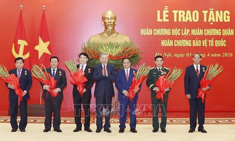 Lễ trao tặng huân chương cao quý cho lãnh đạo Đảng, Nhà nước