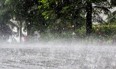 Cảnh báo lốc sét, mưa đá chiều nay ở miền Bắc