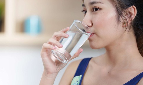 5 sai lầm khiến uống nhiều nước mà cơ thể vẫn 'khát'