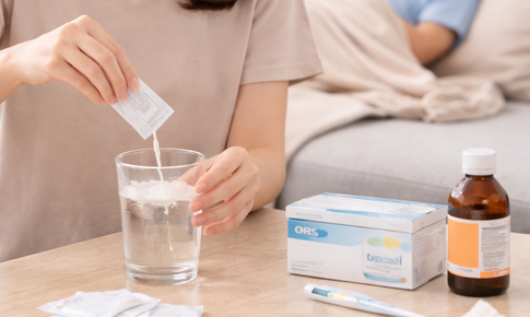 Trẻ bị tay chân miệng có cần uống oresol?