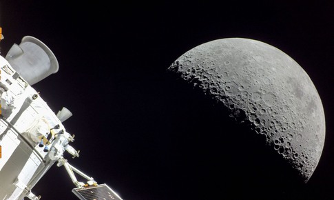 Vì sao tàu vũ trụ đi với vận tốc siêu nhanh mà không va chạm với thiên thể nào?