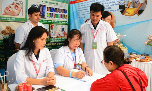 Đông đảo người dân được khám, tư vấn sức khỏe miễn phí tại Lễ mít tinh phát động Ngày Sức khỏe toàn dân