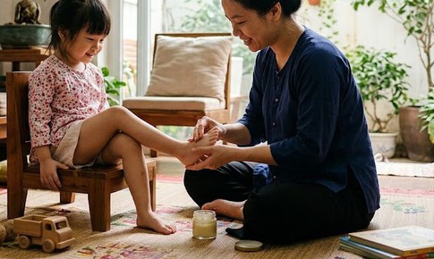 Dùng dung dịch sát khuẩn thế nào khi trẻ bị tay chân miệng?