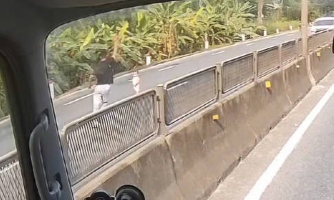 Video khoảnh khắc tài xế băng qua làn ngược chiều cứu cháu bé khỏi tình huống nguy hiểm