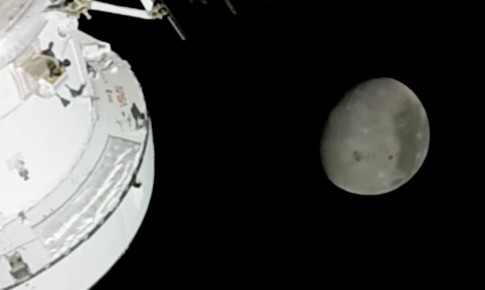 Phi hành đoàn Artemis II choáng ngợp trước khung cảnh từ không gian bên kia Mặt Trăng