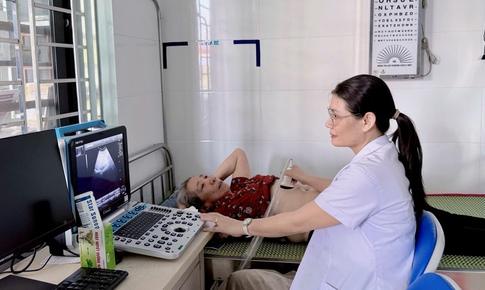 Khám, phát thuốc miễn phí hưởng ứng Ngày Sức khỏe toàn dân