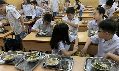 Phụ huynh Hà Nội lo lắng sau vụ 300 tấn thịt lợn bệnh tuồn vào trường học