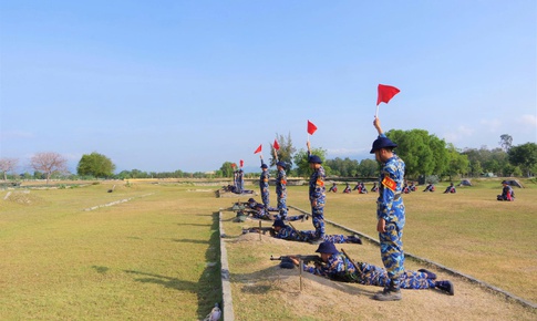 Tổ chức bắn đạn thật cho chiến sĩ mới ở Vùng 4 Hải quân