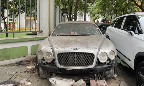 Loạt xe sang bị 'bỏ quên' trên vỉa hè Hà Nội: Từ Mercedes S63 đến Bentley