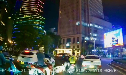 Xác minh người mặc áo xe công nghệ cầm hung khí tấn công thanh niên giữa đường ở TPHCM