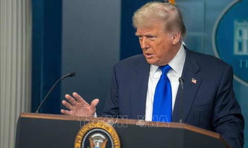 Đoàn Iran lên đường sang Islamabad đàm phán, Tổng thống Trump gia tăng sức ép