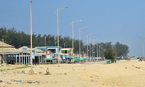 Oằn mình vượt qua nhiều đợt mưa bão, bãi biển nổi tiếng ở Huế vào mùa đón khách