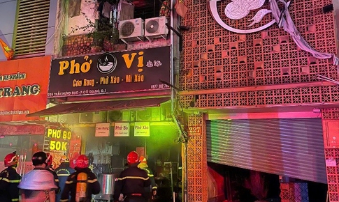 Kịp thời cứu 4 người mắc kẹt trong vụ cháy ở trung tâm TP Hồ Chí Minh