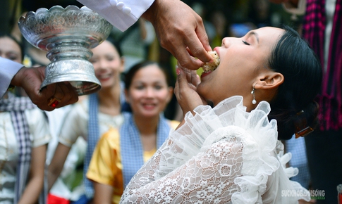 Đồng bào Khmer cúng Trăng, đút cốm dẹp trong lễ Ok Om Bok