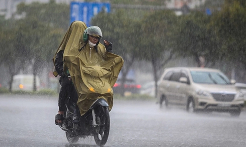Miền Bắc mưa dông, miền Trung bước vào đợt nắng nóng gay gắt