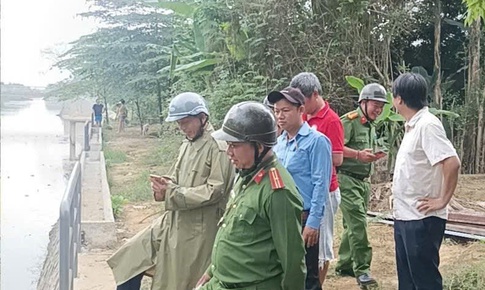 Cơ quan chức năng vào cuộc vụ người đàn ông đổ hàng loạt vỏ chai bia xuống sông ở Huế