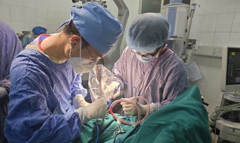 Bé trai nhập viện cấp cứu khẩn do bị dao cắm vào đầu trong lúc chơi đùa