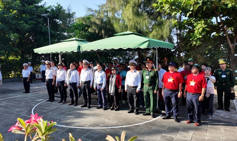 Thứ trưởng Trần Văn Thuấn: Sự cống hiến của cán bộ y tế ở Trường Sa là nguồn nội lực mạnh mẽ để phát triển hệ thống y tế biển đảo