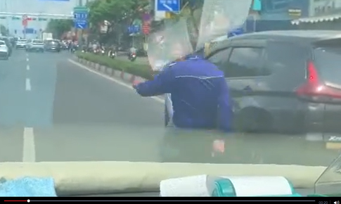 CSGT xác minh clip 2 người đàn ông rượt đuổi, đánh nhau trên đường ở TPHCM