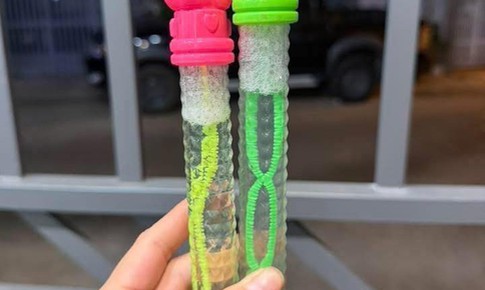 Cảnh báo ngộ độc với đồ chơi thổi bong bóng xà phòng