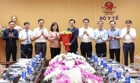 Bộ trưởng Bộ Y tế Đào Hồng Lan trao quyết định bổ nhiệm Cục trưởng Cục An toàn thực phẩm