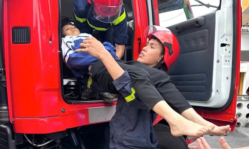 Xúc động cảnh sát dùng xe chữa cháy đưa nữ sinh lớp 11 đến bệnh viện cấp cứu trong 'giờ vàng'