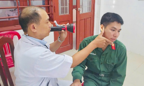 Khám sức khỏe định kỳ cho cán bộ, chiến sĩ tại đặc khu Cồn Cỏ