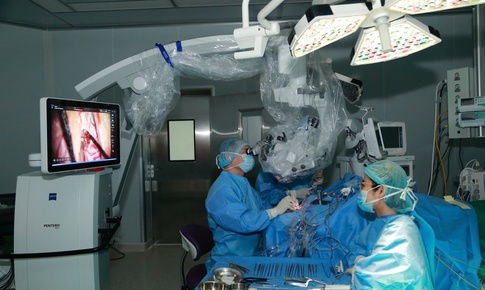 Đẩy mạnh đào tạo vi phẫu chuyên sâu cho bác sĩ trẻ, chuyển giao công nghệ y khoa hiện đại