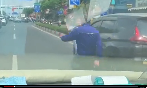 Công an TPHCM triệu tập 2 tài xế đánh nhau giữa đường Phạm Văn Đồng