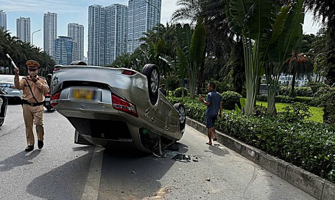 Ô tô ‘ngửa bụng’ tại Hà Nội sau sự cố bất ngờ