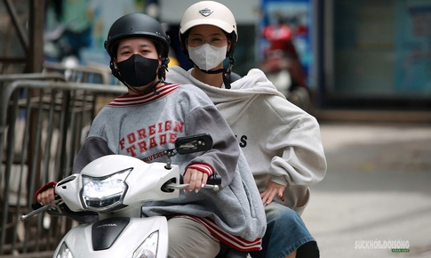 Hà Nội 'hầm hập' nắng nóng đầu mùa, người dân kín mít áo chống nắng ra đường