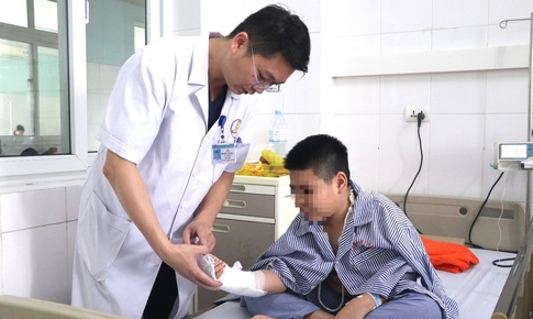 Nghịch dại đấm tay vào kính, bé trai 12 tuổi bị đứt mạch máu, gân cơ và thần kinh