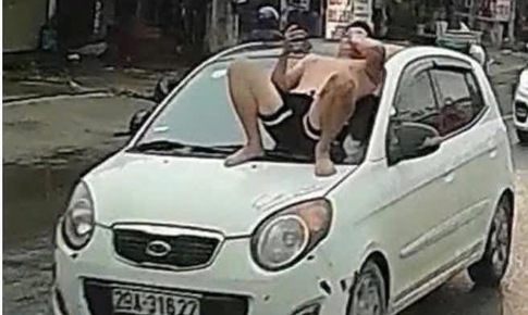 Bố vợ đòi lại xe ô tô, con rể nằm 'ăn vạ' trên nắp capo, hai bố con bị khởi tố