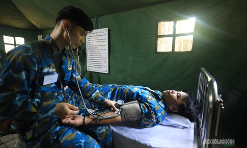 Lặng thầm chăm lo sức khỏe quân nhân dự bị giữa thao trường diễn tập