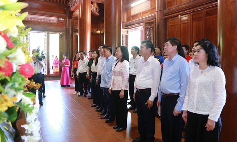 Bộ trưởng Bộ Y tế Đào Hồng Lan dâng hương tưởng niệm Chủ tịch Hồ Chí Minh