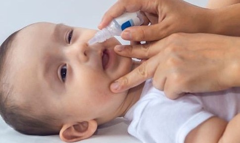 Chuyên gia cảnh báo: Nguy cơ nhiễm khuẩn, trầy xước mắt của thói quen sang chiết nước muối sinh lý tại nhà