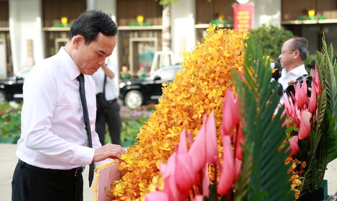 Bí thư Thành ủy TPHCM Trần Lưu Quang dâng hoa tưởng niệm Chủ tịch Hồ Chí Minh