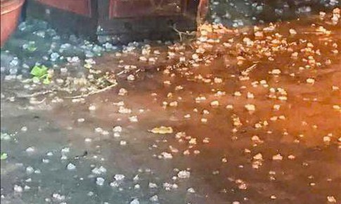 Hà Nội: Mưa đá bất ngờ tối 2/5, cảnh báo dông lốc diện rộng