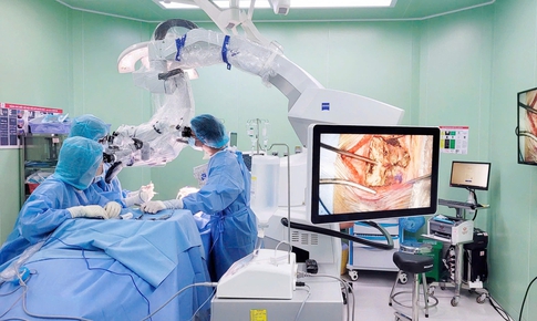 Cứu sống cụ bà 86 tuổi bị túi phình động mạch não nhờ phẫu thuật lỗ khóa