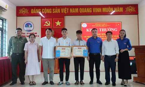 Trao Huy hiệu 'Tuổi trẻ dũng cảm' cho 2 học sinh cứu người trên sông Con