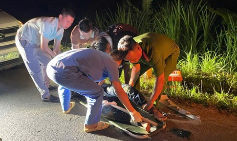 Cảnh sát 113 đưa 2 thanh niên bất tỉnh sau tai nạn giao thông đi cấp cứu trong đêm