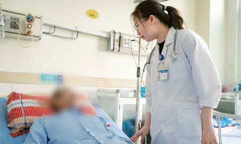 Cấp cứu 2 bệnh nhân cao tuổi bị đột quỵ