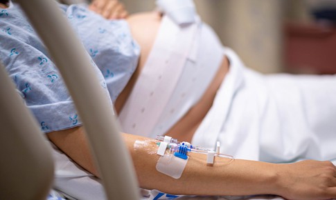 Virus Ebola có ảnh hưởng đến phụ nữ mang thai và cho con bú không?