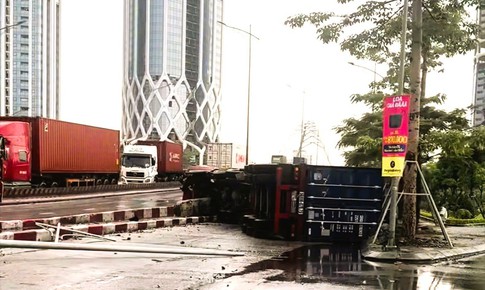 Xe container lật trên cầu vượt Lê Hồng Phong, giao thông ùn tắc kéo dài