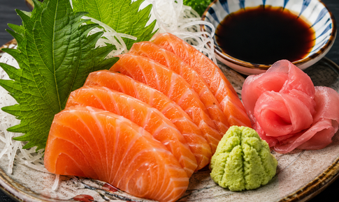 Vì sao ăn cá hồi sống luôn kèm wasabi, gừng hồng và tía tô? Sự thật ít người biết