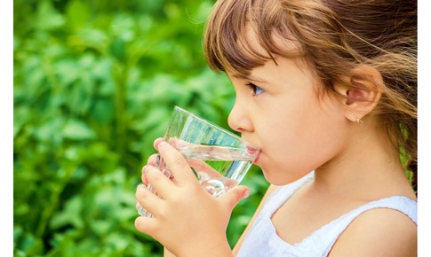 'Giải nhiệt' mùa hè đúng cách cho học sinh: Uống gì thay trà sữa, nước ngọt có gas?